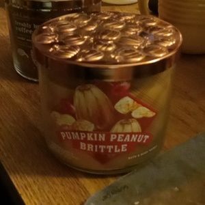 BRAND NEW PUMPKIN PEANUT BRITTLE CANDLE FROM BATH & BODY WORKS